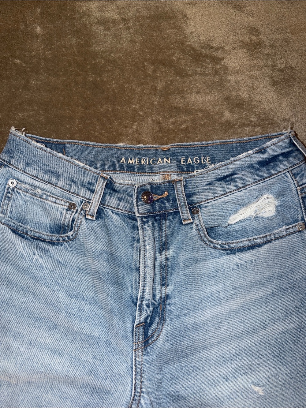 Ripped light wash American eagle jeans size 6 short